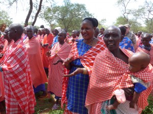 Philomena Kiroya besucht eine Frauengruppe (26. Februar 2015)