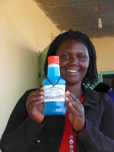 Stolze Leiterin der Frauengruppe in Loboseit mit einer Flasche flüssiger Seife
