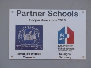 Ein Schild neben dem Eingang zur Mensa weist auf die Schulpartnerschaft hin